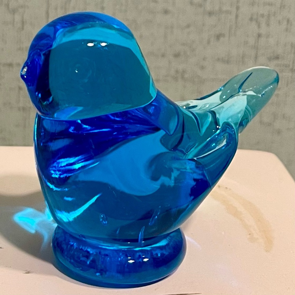 FENTON COLONIAL BLUE HOBNAIL BELL AND BLUEBIRD OF HAPPINESS FIGURINE BUNDLE - Picture 9 of 9